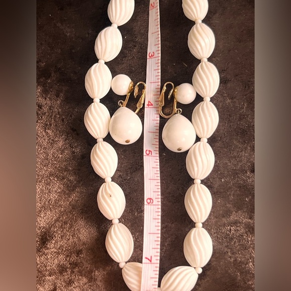 TRIFARI VINTAGE WHITE milk glass GOLD SET NECKLACE + earrings set - Picture 2 of 7